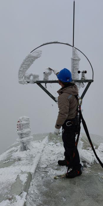 檢修人員在機艙外部清理風(fēng)向標(biāo)，確保后續(xù)安全啟機（拍攝者：劉宇）