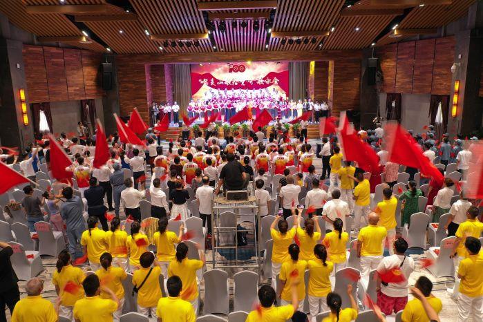 12、清江公司“唱支山歌給黨聽”歌詠會現場（呂新宇 攝）