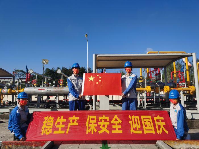 3.4堅守-9月29日，省天然氣公司紅安分輸站員工與國旗同框（拍攝：汪中圓）