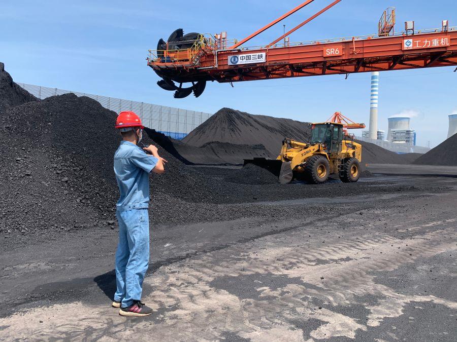 現場管理員指揮收攢垛作業（攝影：張華鑫）